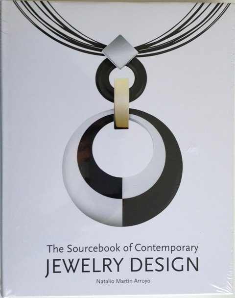 Front cover of The Sourcebook of Contemporary Jewelry Design by Natalio Martin Arroyo